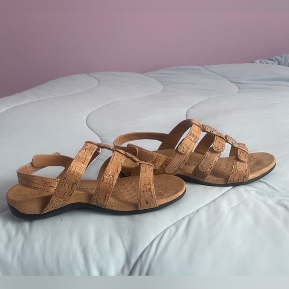 LIKE NEW VIONIC WOMENS SANDALS SIZE 6 TAN - Picture 2 of 5
